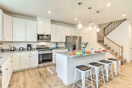 Family-friendly Townhome Less Than 5 Mi To The Beach!