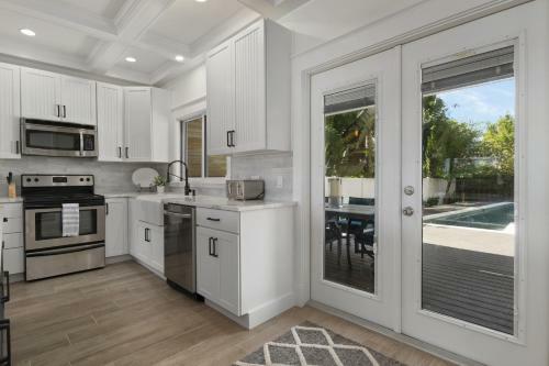New Bay Dreamin 4 Bedroom Private Pool Spa Beach Front Property Home