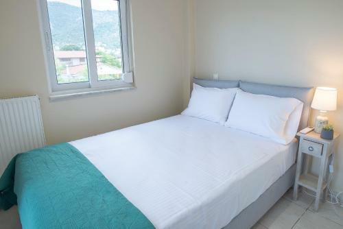 Helios: Charming Beach Home Next To Crystal Waters