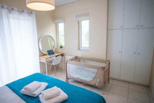Helios: Charming Beach Home Next To Crystal Waters