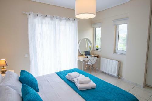 Helios: Charming Beach Home Next To Crystal Waters