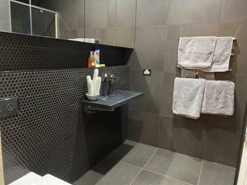 Villa Mckinnon Luxury Moderm Home Three Bedroom