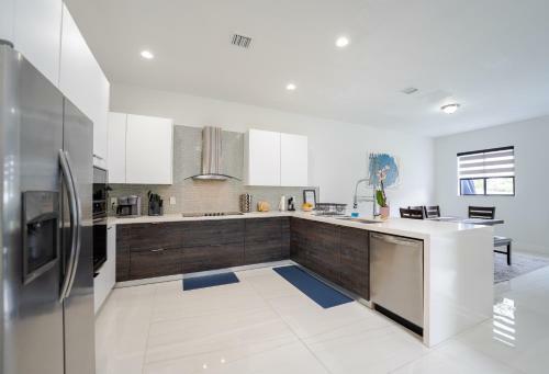 Villa Luxury Condo 4 Beautiful Bedroom Great Location!