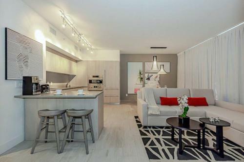 5 Amenities Luxury 1br Front Intercostal View Balcony