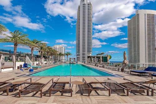 5 Amenities Luxury 1br Front Intercostal View Balcony