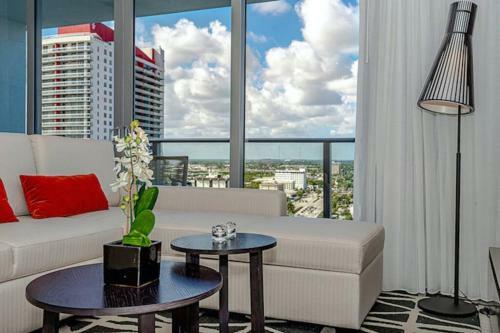 5 Amenities Luxury 1br Front Intercostal View Balcony