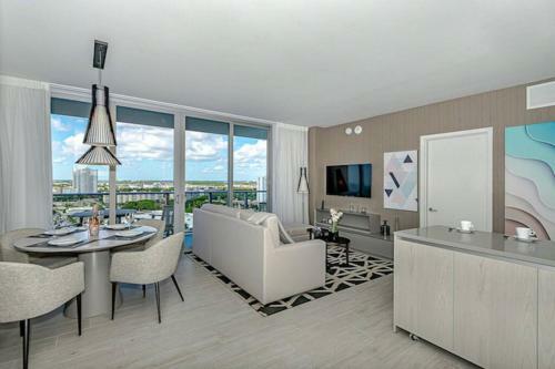 5 Amenities Luxury 1br Front Intercostal View Balcony