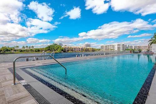 5 Amenities Luxury 1br Front Intercostal View Balcony