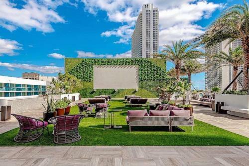 5 Amenities Luxury 1br Front Intercostal View Balcony