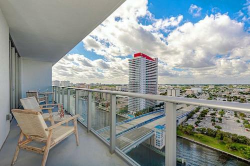 5 Amenities Luxury 1br Front Intercostal View Balcony