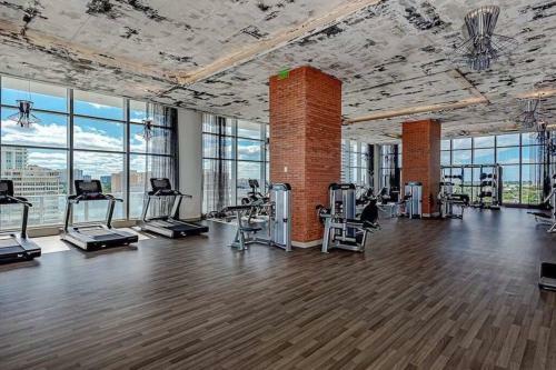 5 Amenities Luxury 1br Front Intercostal View Balcony