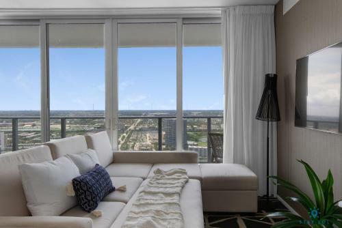 5 Amenities Luxury 3 Br Front Intercostal View