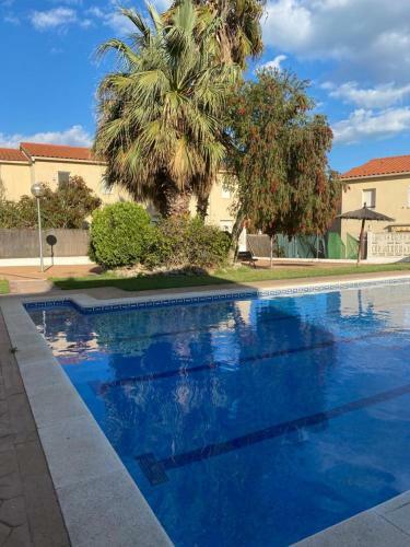 Agradable Adosado Con Piscina Comunitaria
