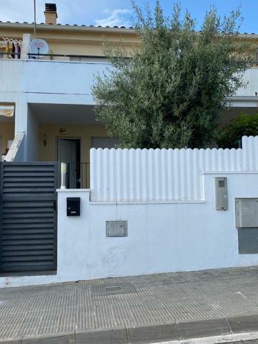 Agradable Adosado Con Piscina Comunitaria