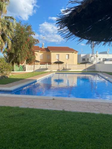 Agradable Adosado Con Piscina Comunitaria