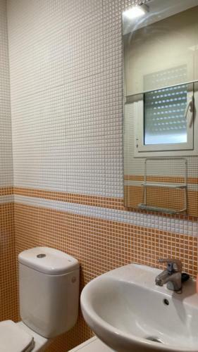 Agradable Adosado Con Piscina Comunitaria