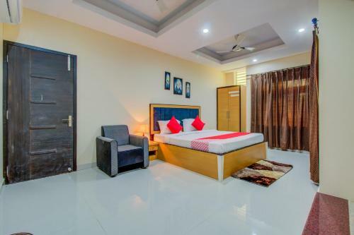 Hotel Oyo 23021 Royal Residence