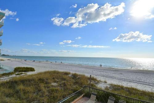 Trillium 3a - Bright And Coastal Beachfront Vibes