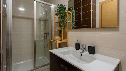 Spacious & Modern 3bdr Apartment In Algarve By Lovelystay