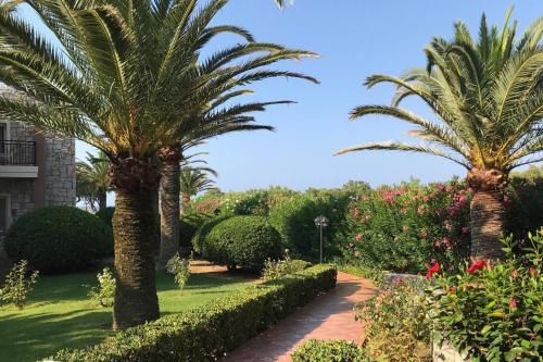 Apartment In Gerani With Garden
