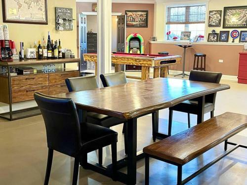 Stylish 2500 Sq Basement W/ Home Theatre, Pool Table, Poker Table Etc.
