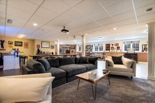 Stylish 2500 Sq Basement W/ Home Theatre, Pool Table, Poker Table Etc.