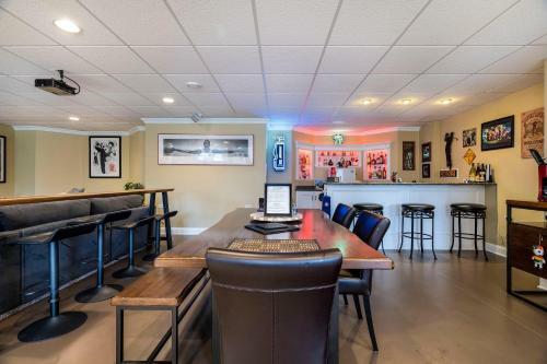 Stylish 2500 Sq Basement W/ Home Theatre, Pool Table, Poker Table Etc.