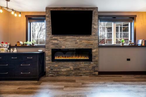 Stylish 2500 Sq Basement W/ Home Theatre, Pool Table, Poker Table Etc.