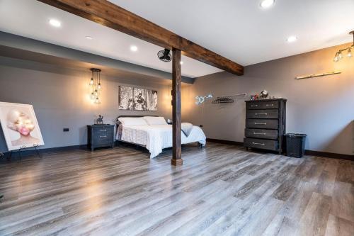 Stylish 2500 Sq Basement W/ Home Theatre, Pool Table, Poker Table Etc.