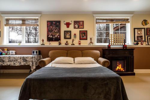 Stylish 2500 Sq Basement W/ Home Theatre, Pool Table, Poker Table Etc.