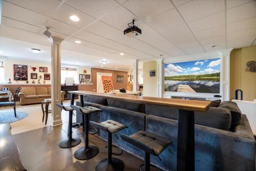 Stylish 2500 Sq Basement W/ Home Theatre, Pool Table, Poker Table Etc.