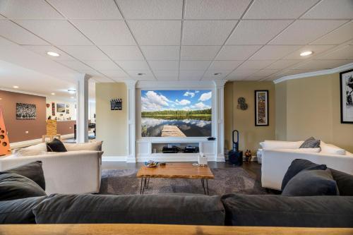 Stylish 2500 Sq Basement W/ Home Theatre, Pool Table, Poker Table Etc.