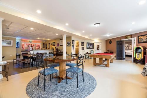 Stylish 2500 Sq Basement W/ Home Theatre, Pool Table, Poker Table Etc.