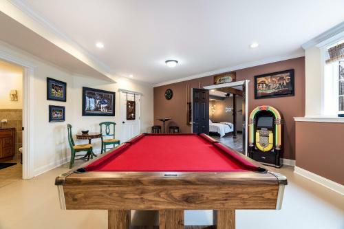 Stylish 2500 Sq Basement W/ Home Theatre, Pool Table, Poker Table Etc.