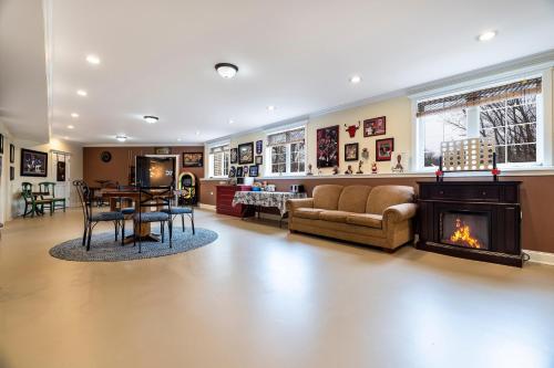 Stylish 2500 Sq Basement W/ Home Theatre, Pool Table, Poker Table Etc.