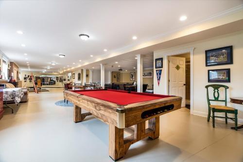Stylish 2500 Sq Basement W/ Home Theatre, Pool Table, Poker Table Etc.