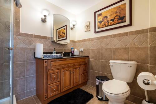 Stylish 2500 Sq Basement W/ Home Theatre, Pool Table, Poker Table Etc.