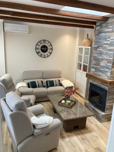 Casa Reformada Con Chimenea Y Terraza