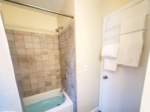 Entire Tri-level Home With A King Master & Patio