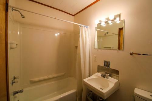 Showboat Motel V