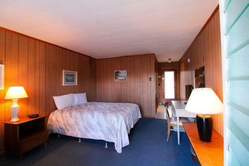 Showboat Motel V