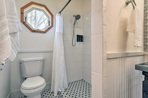 Darling Wheelchair Accessible Gem Pond View!