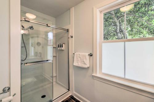 Bright Beaufort Getaway With Waterfront View!
