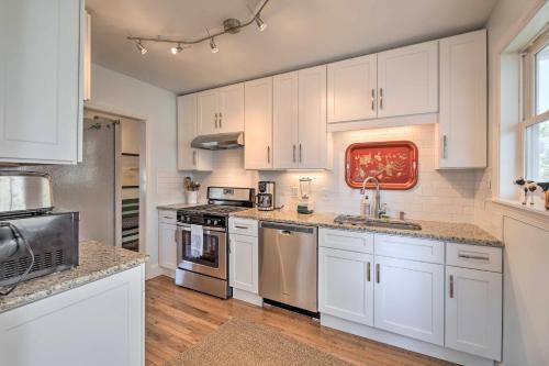 Bright Beaufort Getaway With Waterfront View!