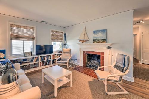 Bright Beaufort Getaway With Waterfront View!