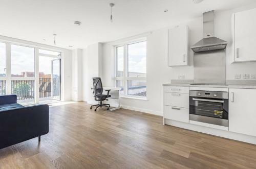 Stunning 2 Bed Apartment With Secure Parking