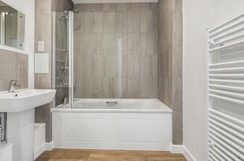 Stunning 2 Bed Apartment With Secure Parking
