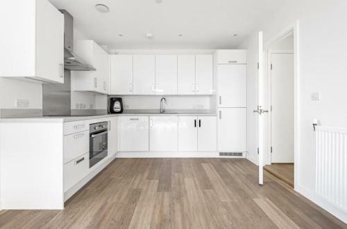 Stunning 2 Bed Apartment With Secure Parking