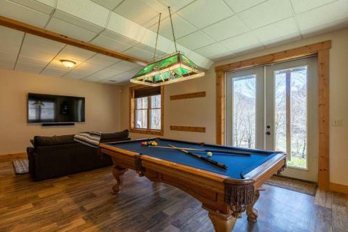 Mountain Mindset - Newland Log Cabin, Hot Tub, Pool Table, Fire Pit