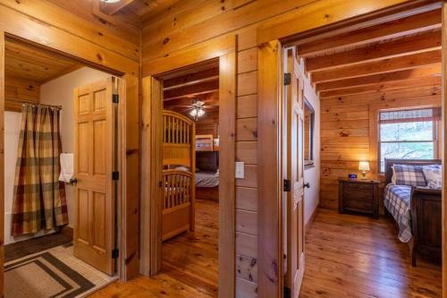 Mountain Mindset - Newland Log Cabin, Hot Tub, Pool Table, Fire Pit